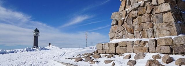 Feldbergturm im Schnee.