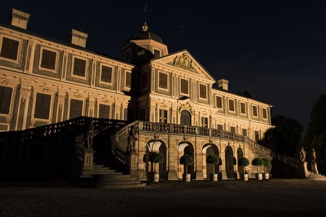 Das Schloss in der Nacht schön angeleuchtet.