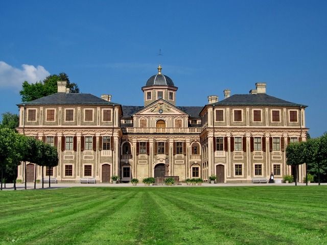 Der Innenhof vom Schloss Favorit.