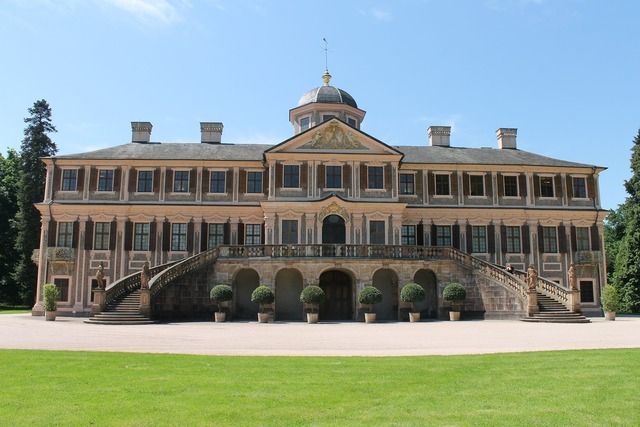 Schloss Favorit von vorne bei Sonne.