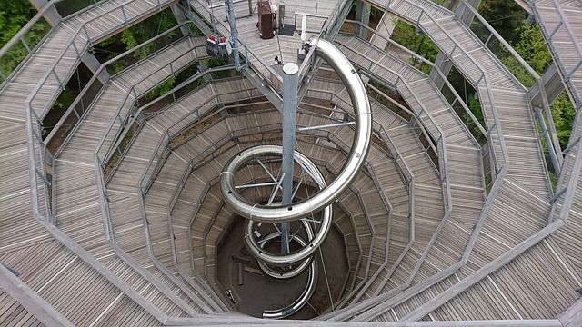 Baumwipfelpfad Bad Wildbad von oben hereinschauen mit der langen Rutsche. Informationen bekommen Sie bei uns.