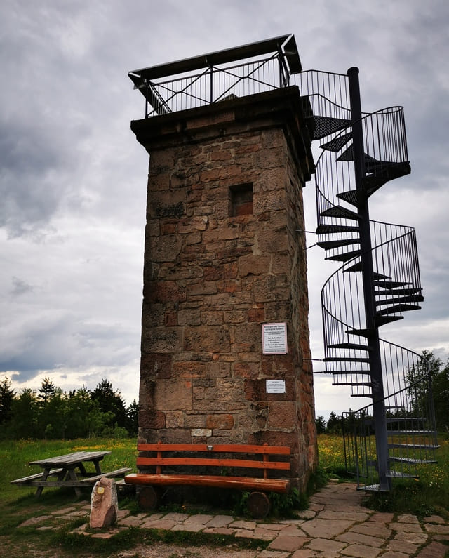 Bismarckturm auf der Hornisgrinde von der man das Moor überschauen kann und eine super Aussicht hat. 